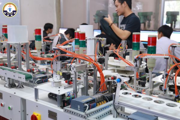 chuyen nganh ky thuat co dien tu